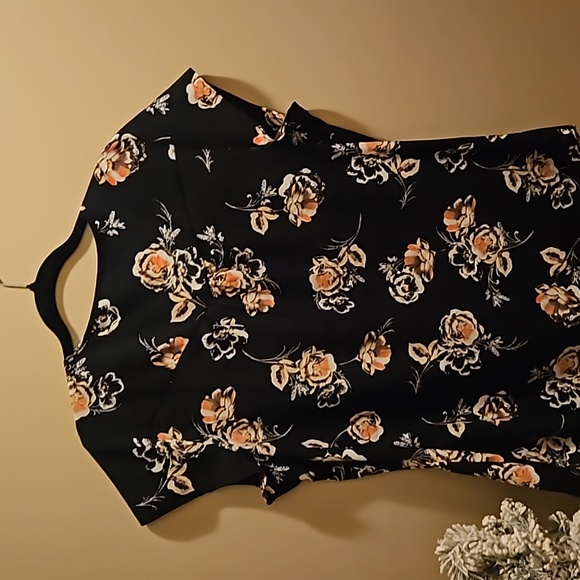 Short Sleeve Blouse - Picture 3 of 3